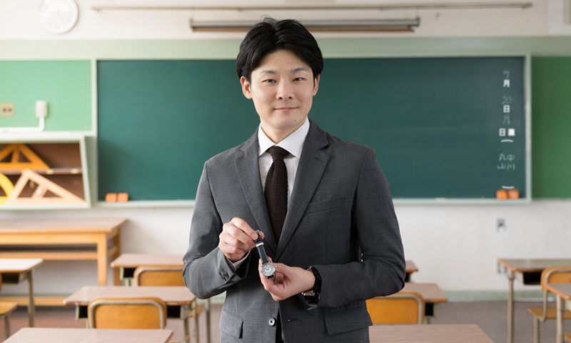 Photo of Kento Ito having the Seiko School Time watch. Taken at an elementary school.