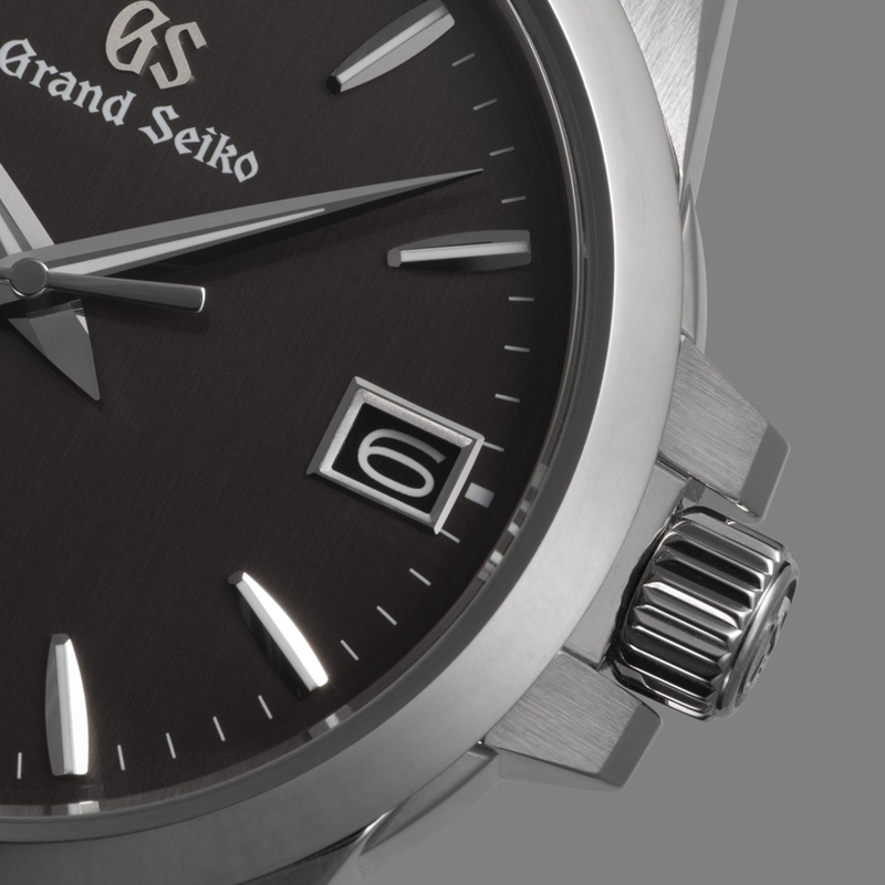The presence of the crown guard enclosing the crown gives this watch a sporty look.