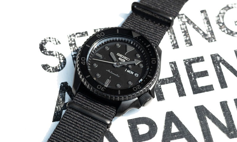 Photo of SBSA025 with a black dial and indexes