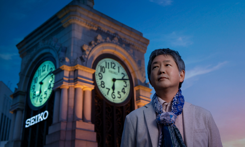 Photo of Kazutoshi Itsubo and the Clock Tower of Wako, a specialty store, in Ginza, Tokyo