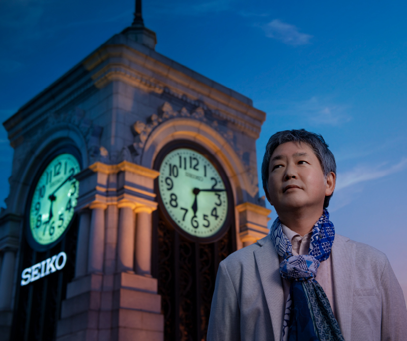 Photo of Kazutoshi Itsubo and the Clock Tower of Wako, a specialty store, in Ginza, Tokyo