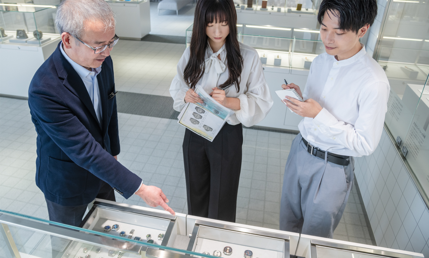 The two listen intently to Mr. Kumagai’s explanations.