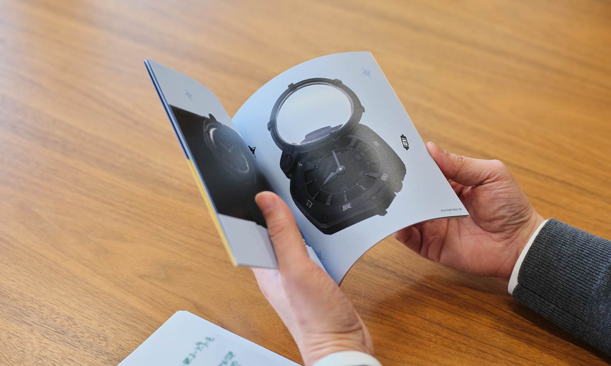 小冊子の「忍者専用腕時計」ページを見る写真