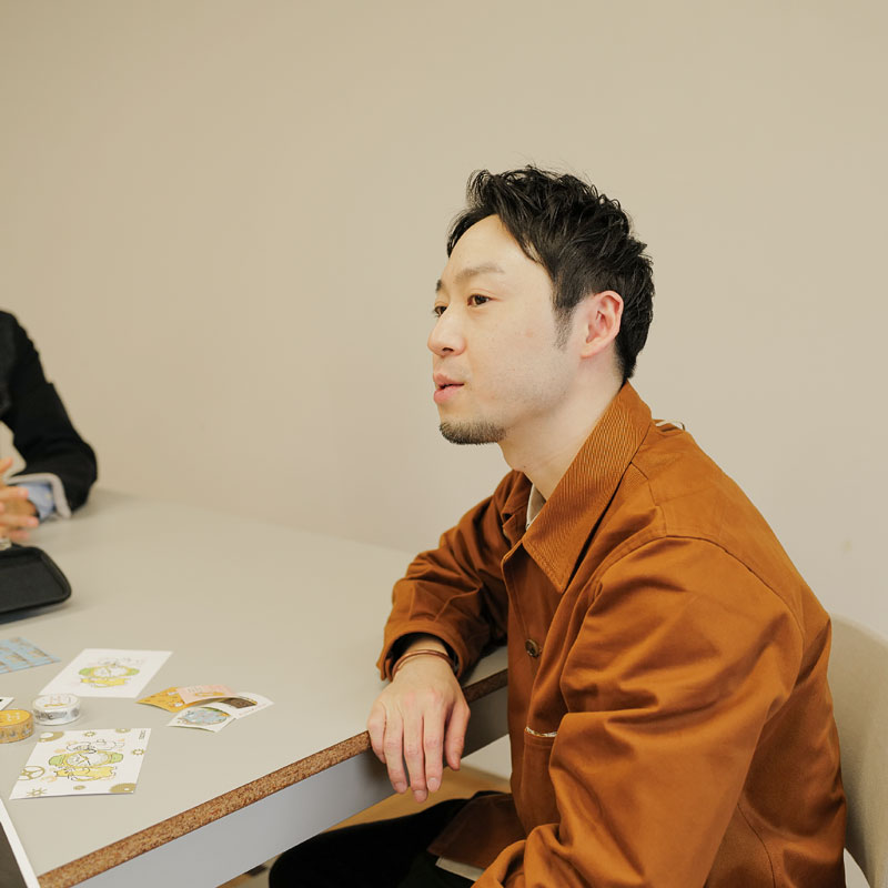 「テンちゃんのひげぜんまい」について語る松榮
