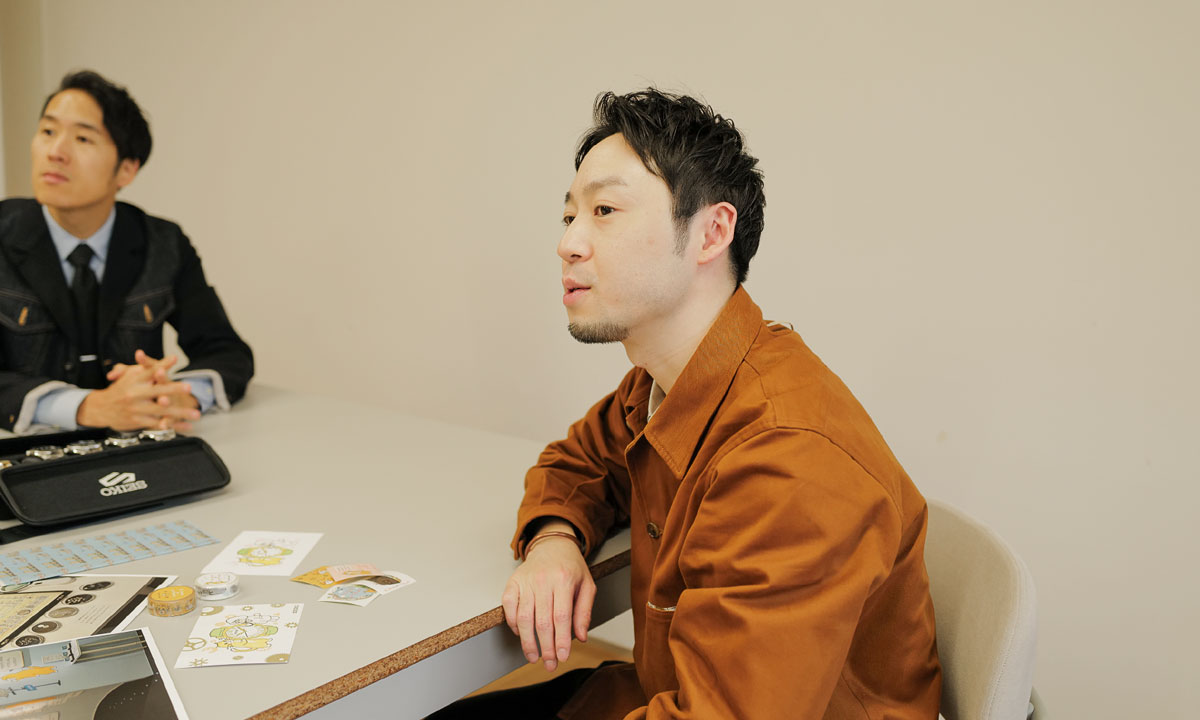 「テンちゃんのひげぜんまい」について語る松榮